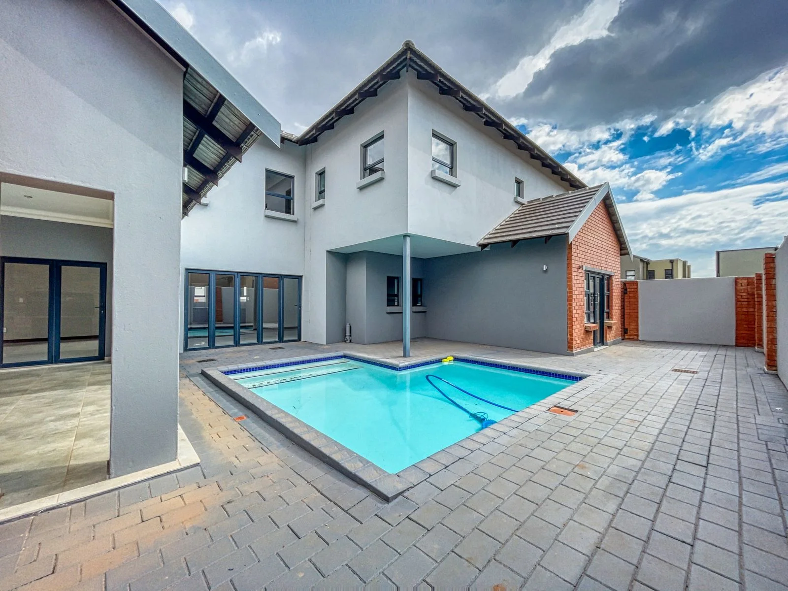 Adosado contemporáneo con patio privado