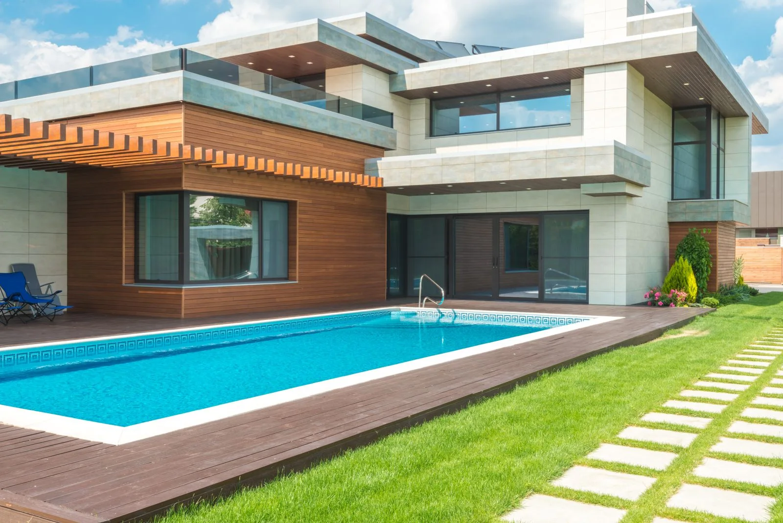 Chalet familiar con jardín y piscina
